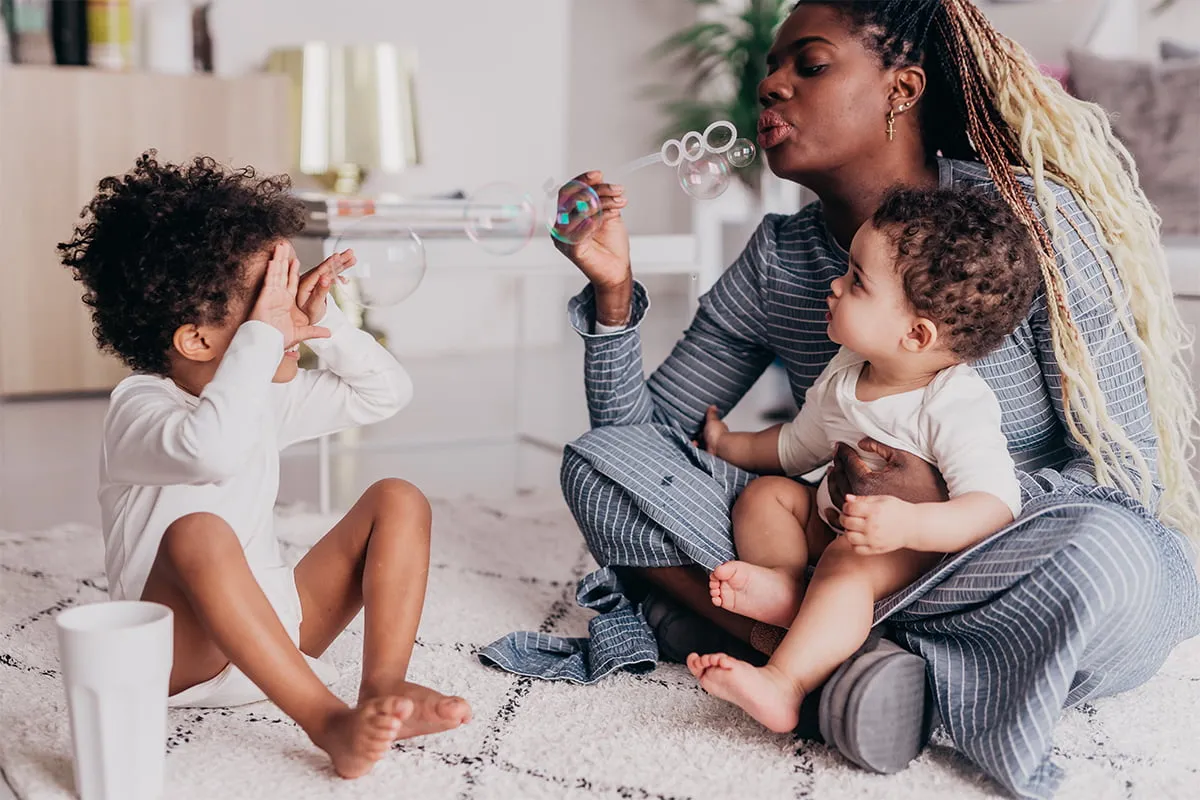 bambo-nature-mom-with-her-two-children-blowing-bubbles-1200x800px