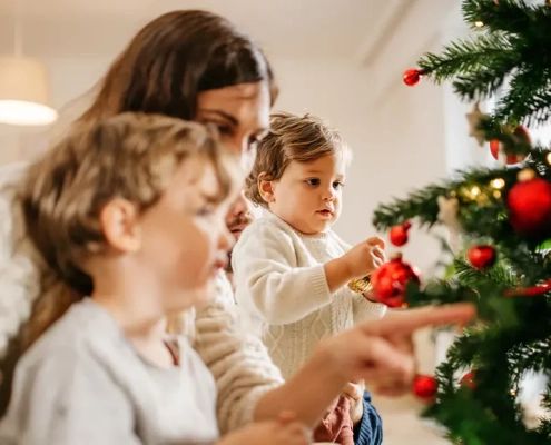 Προφύλαξη του χριστουγεννιάτικου δέντρου από τα μωρά: 10 συμβουλές για ασφαλείς και λαμπερές γιορτές